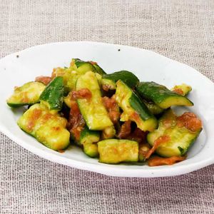 たたききゅうりの梅おかかあえ