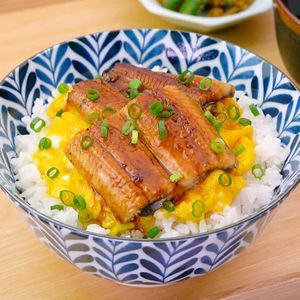 うなぎと卵の蒲焼き丼