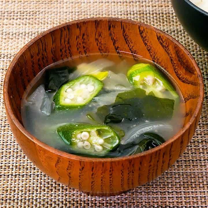 オクラと玉ねぎのみそ汁