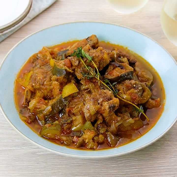 スペアリブと夏野菜のハーブトマト煮