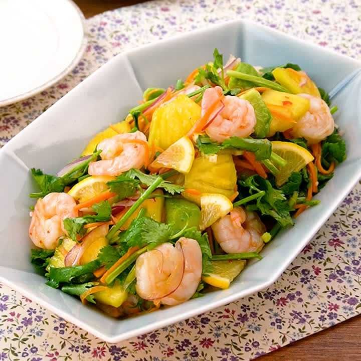 えびとパイナップルのエスニックサラダ