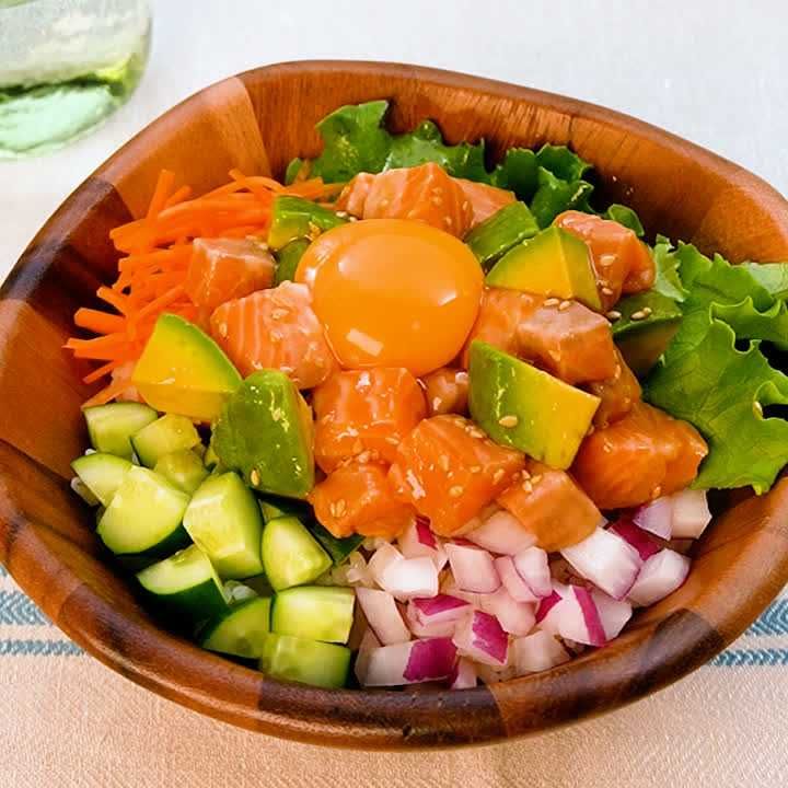 サーモンとアボカドのもち麦ポキボウル