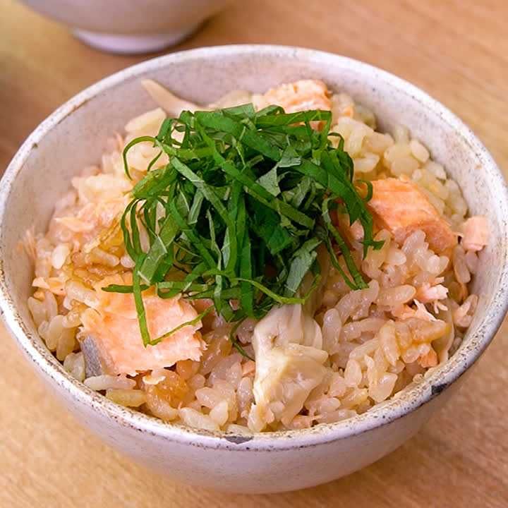 凍ったままでOK！ 冷凍鮭の絶品炊き込みご飯のレシピ動画・作り方 | デ 