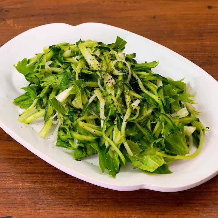 セロリときゅうりの千切りサラダ