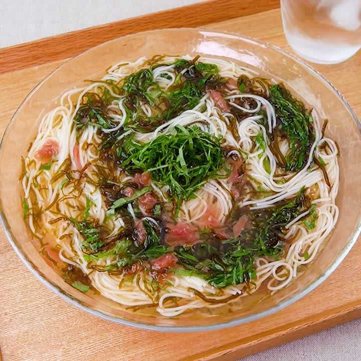 大葉と梅のもずくそうめん
