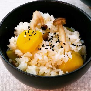 「栗としめじの炊き込みごはん」のレシピ動画