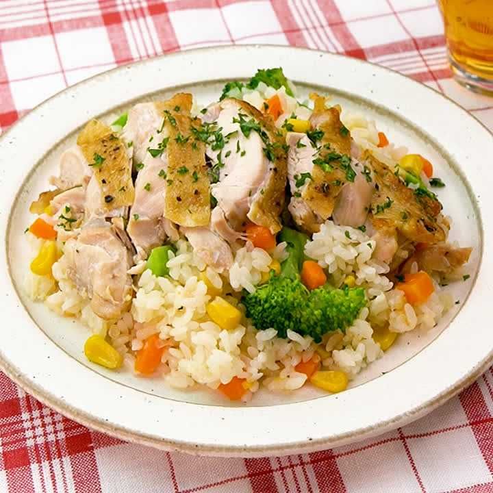 炊飯器で作る！ 具沢山チキンピラフのレシピ動画・作り方 | デリッシュキッチン