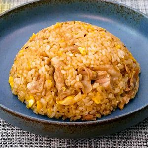 「焼肉のたれで焦がしねぎチャーハン」のレシピ動画