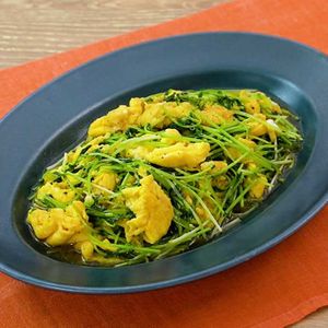 豆苗と卵のオイスター炒め