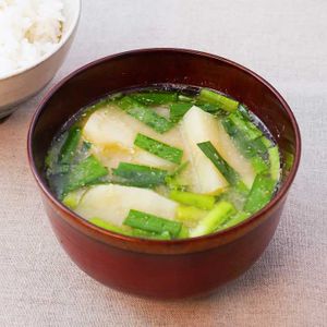 「じゃがいもとニラのごま味噌汁」のレシピ動画