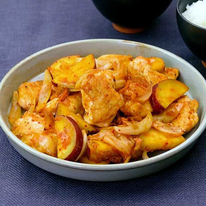 鶏むねとさつまいものキムチ炒め