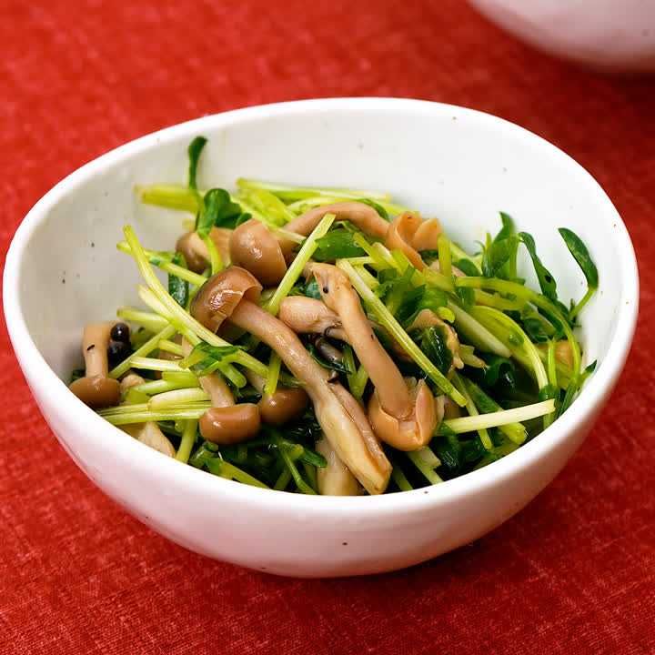 豆苗としめじのピリ辛和え