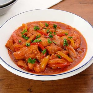 「鶏肉のバスク風煮込み」のレシピ動画