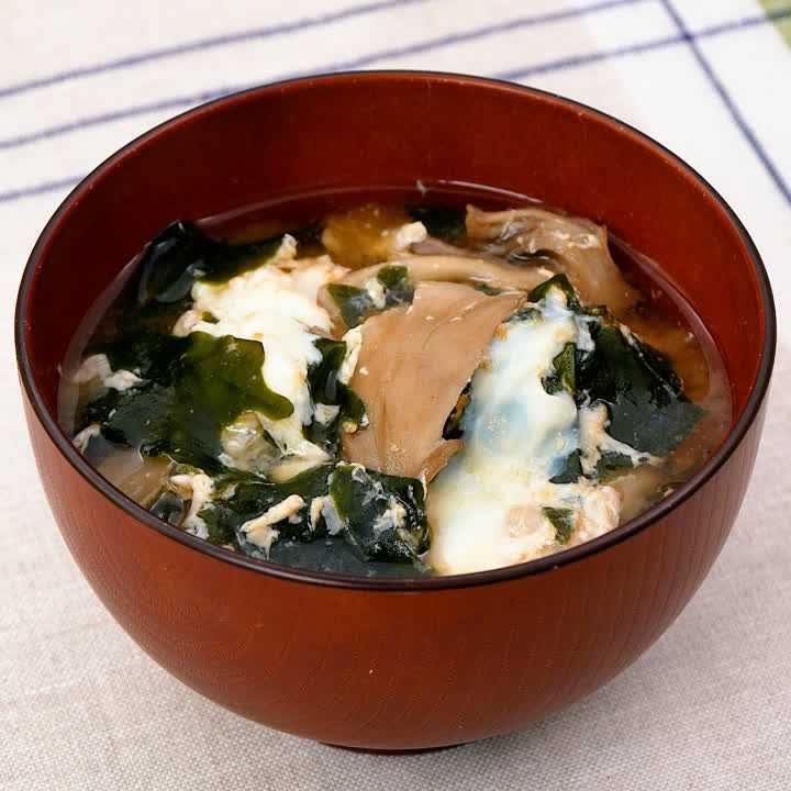 まいたけの白いかきたま味噌汁