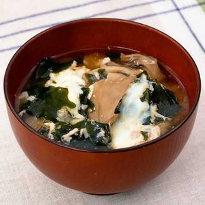 「まいたけの白いかきたま味噌汁」のレシピ動画