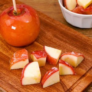 「りんご飴の切り方」のレシピ動画