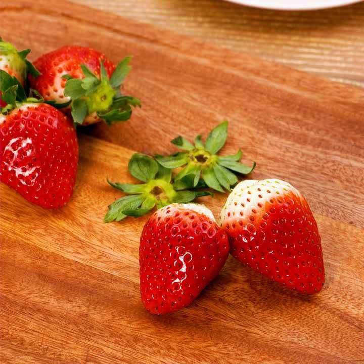 料理の基本！ いちごのヘタの取り方のレシピ動画・作り方 | デリッシュキッチン