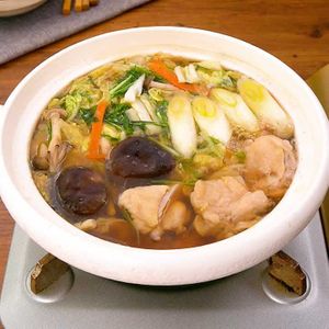 「鶏肉とカット野菜のお手軽しょうゆ鍋」のレシピ動画
