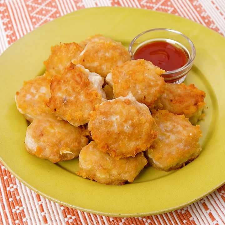 フライパンの上でこねて焼く！ カリふわチキンナゲットのレシピ動画