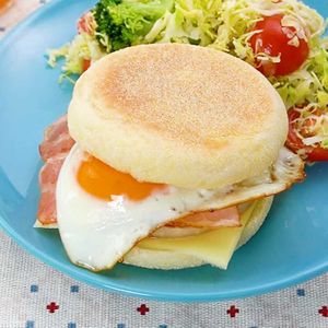 「ワンパンベーコンチーズエッグマフィン」のレシピ動画