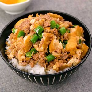 「厚揚げといんげんのシンそぼろ丼」のレシピ動画