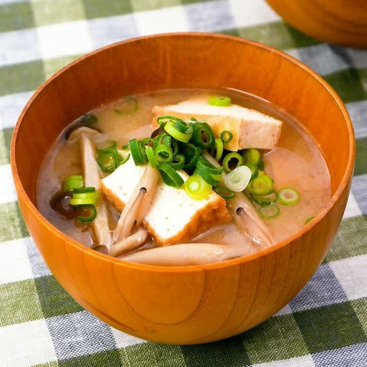 厚揚げとしめじの味噌汁
