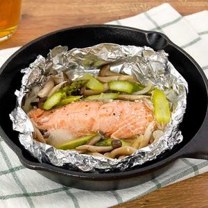 「スキレットで鮭のホイル焼き」のレシピ動画