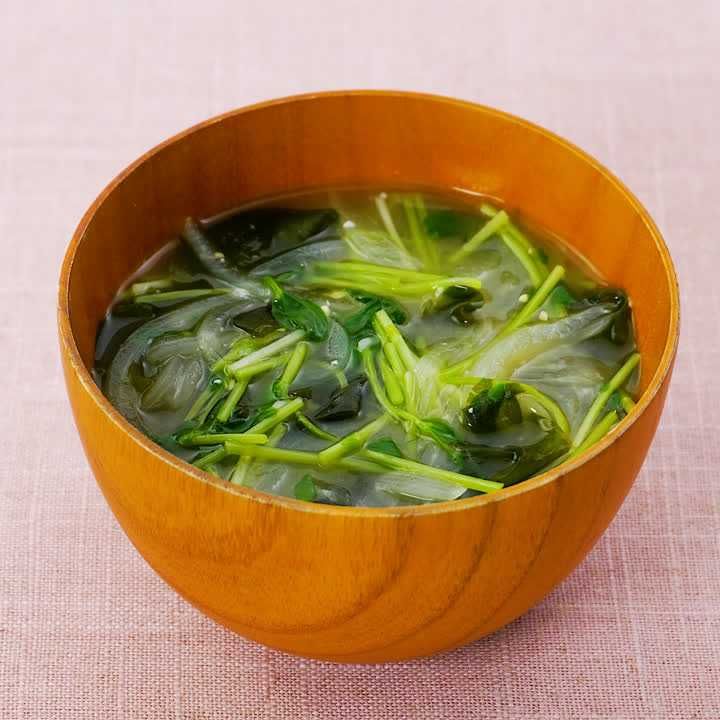 玉ねぎと豆苗の味噌汁