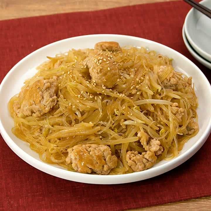 鶏ひき肉ともやしのチャプチェ