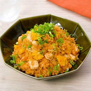 「鶏キムチチャーハン」のレシピ動画