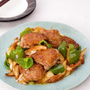 「ゴロゴロ豚ひきとピーマンのニンニク醤油炒め」のレシピ動画