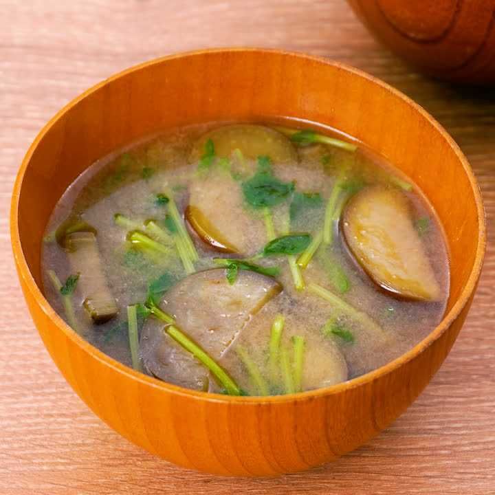 なすと豆苗の味噌汁