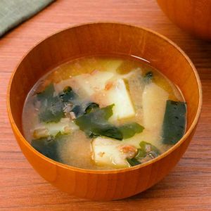 「じゃがいもとわかめのおかか味噌汁」のレシピ動画
