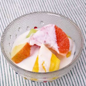 「フルーツのヨーグルトソースがけ」のレシピ動画