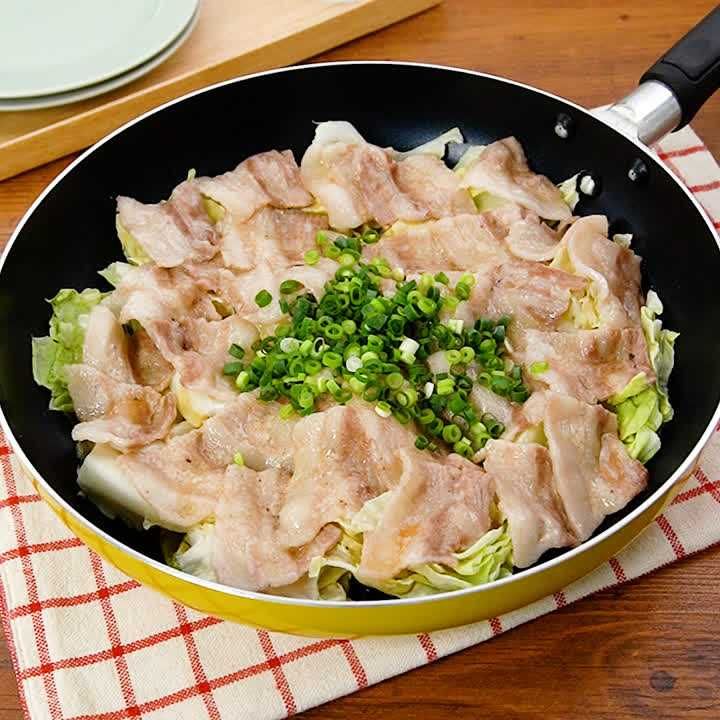 包丁なしで簡単! 豚バラとキャベツのフライパン蒸しのレシピ動画・作り方 | デリッシュキッチン