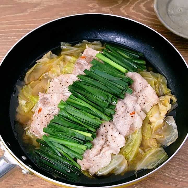 豚肉の味噌もつ鍋風フライパン蒸し