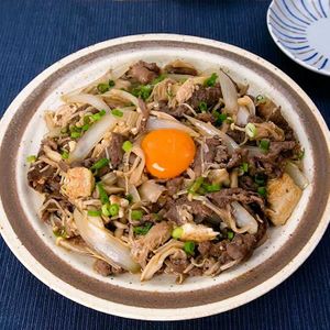 牛肉とえのきの月見すき焼き風炒め