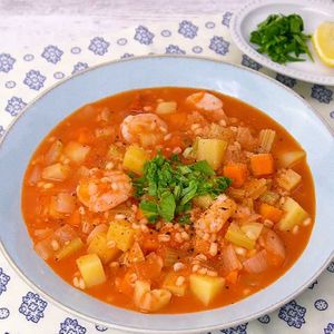 「えびとセロリのトマトチリスープ」のレシピ動画