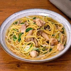 「鶏肉と水菜の和風スープパスタ」のレシピ動画