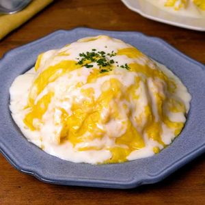 「チーズソースのふわとろオムライス」のレシピ動画