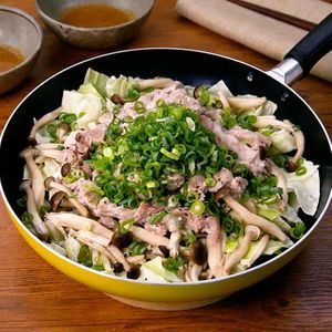 「塩麹豚こまのワンパン蒸し」のレシピ動画