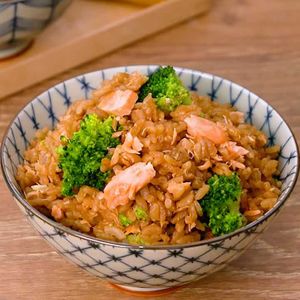 「ブロッコリーと冷凍塩鮭の炊き込みご飯」のレシピ動画
