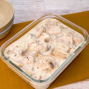 「鶏むね肉としめじのマスタードクリーム煮」のレシピ動画