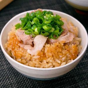 「豚こまの甘辛炊き込みご飯」のレシピ動画