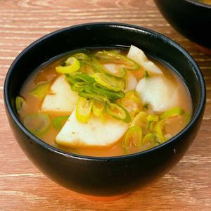 「じゃがいもとねぎのピリ辛味噌汁」のレシピ動画