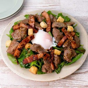 「鶏レバーのリヨン風サラダ」のレシピ動画