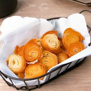 「餃子の皮でバターシュガーロール」のレシピ動画