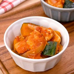 「鶏肉とかぼちゃのトマト煮」のレシピ動画