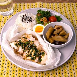 「フライパン蒸しでワンプレートごはん」のレシピ動画