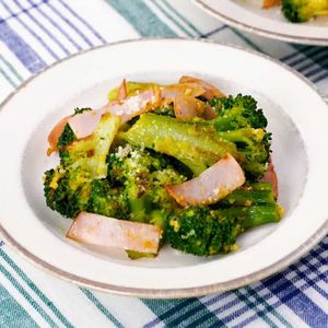 「ブロッコリーとハムのカレーソテー」のレシピ動画